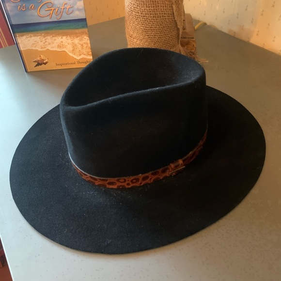 Man’s STETSON, BLACK felt hat, style AUSSIE, hat is 7.25, Brim is 3.25 x 3. - Picture 1 of 8